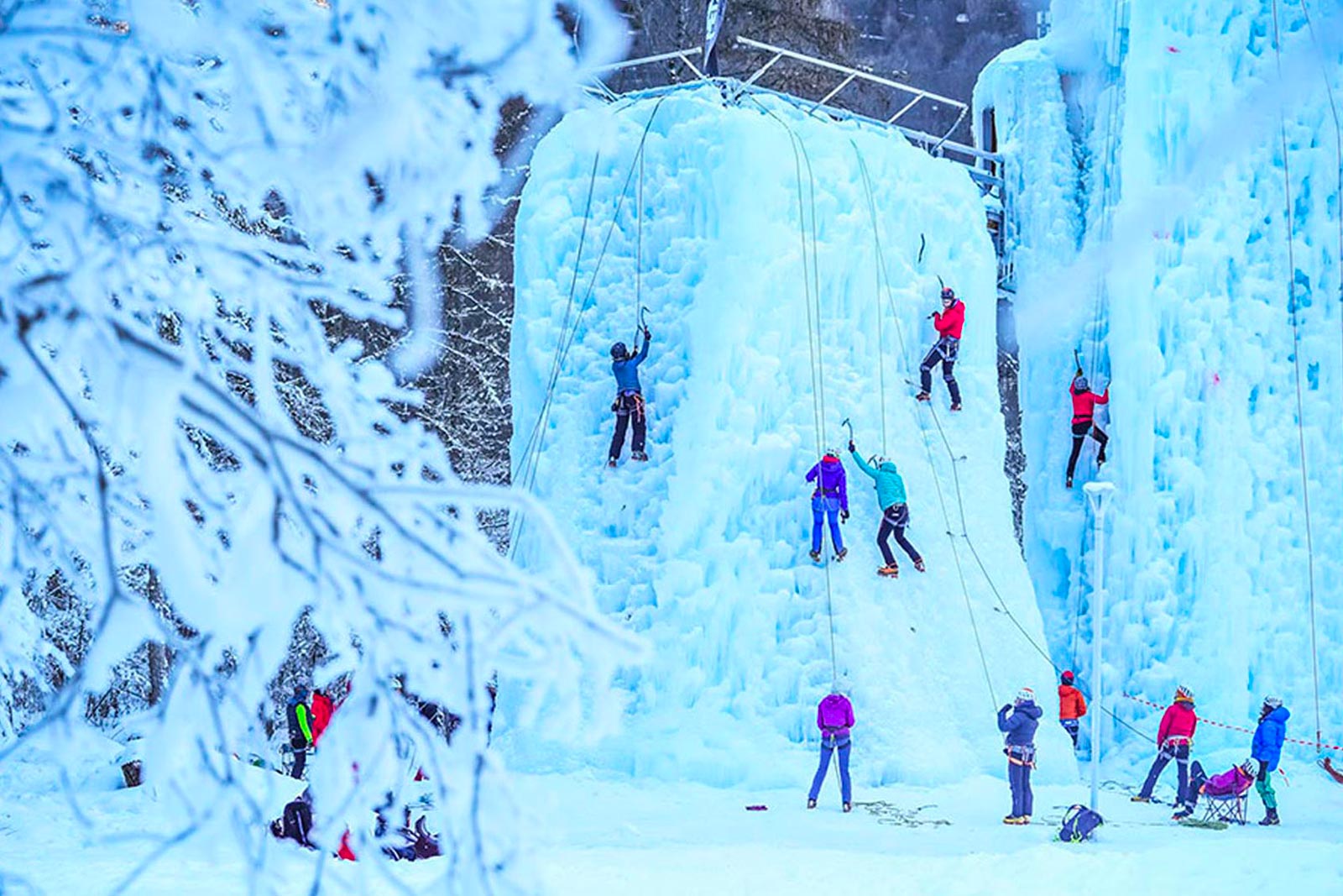 Camp Base Découverte d'escalade sur cascade de glace au coeur des Ecrins